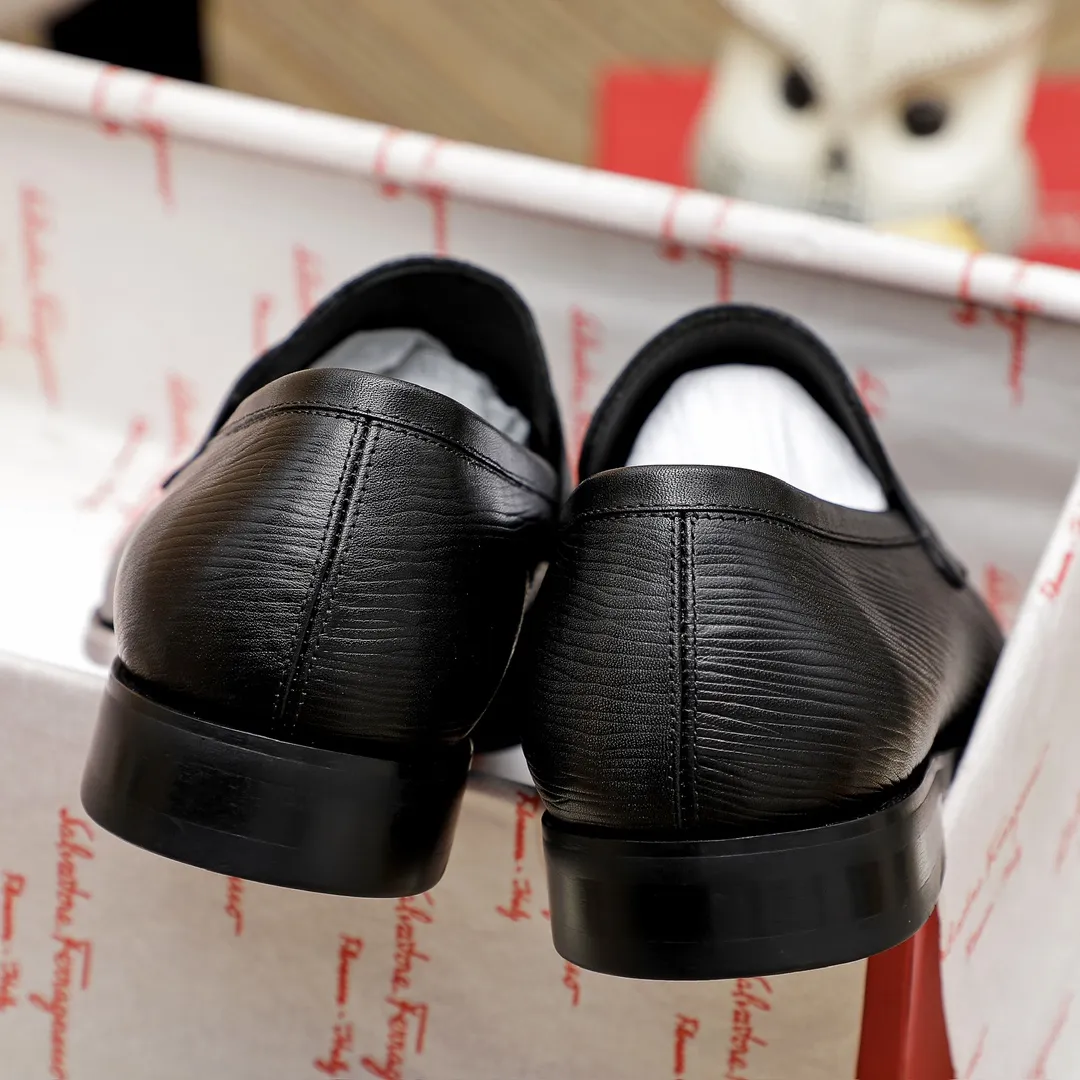 Factory price 460 🔥Ferragamo's new men's casual slip-on shoes🇨🇳Official website original 1:1 mold opening, original quality💯Fine workmanship, high-end luxury☘The upper is made of imported Italian first-layer cowhide🌴Water-dyed🐂Leather lining🍓Rubber wear-resistant and non-slip outsole, breathable and comfortable to wear🍍The first choice for high-grade men, black is optional! Code number 38-44 (45.46. Can be customized)
